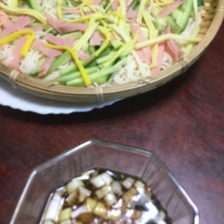 瀬戸内レモン風味のサラダスティックとハムなどの素麺
